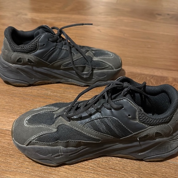 Adidas Yeezy 700 Boost Utility Black - Picture 4 of 5